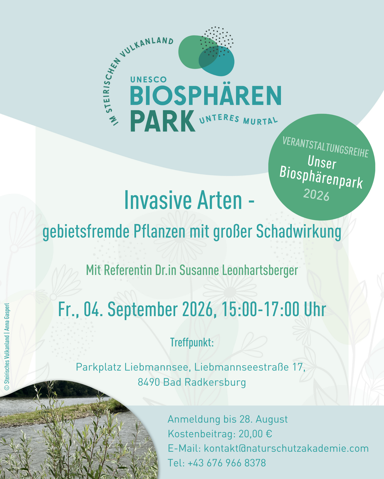 Plakat für eine Veranstaltung mit dem Titel 'Invasive Arten - gebietsfremde Pflanzen mit großer Schadwirkung'. Die Veranstaltung wird vom UNESCO Biosphären Park Unteres Murtal organisiert. Es präsentiert Dr. Susanne Leonhartsberger und findet am Freitag, 4. September 2026, von 15:00 bis 17:00 Uhr statt. Der Ort ist Liebmannssee, Liebmannsseestraße 17, 8490 Bad Radkersburg. Die Anmeldung ist bis zum 28. August möglich.