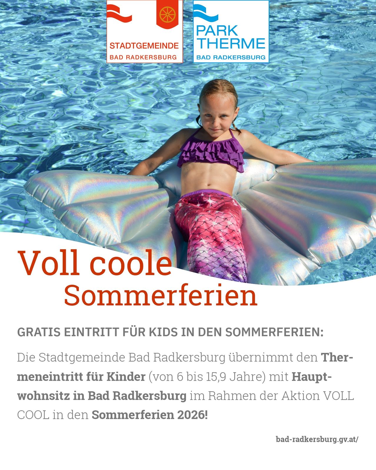 Ein Mädchen schwimmt auf einer Pool-Schwimminsel in einem Schwimmbecken. Der Text auf dem Bild lautet 'Voll coole Sommerferien' und 'KOSTENLOSER EINTRITT FÜR KINDER IN DEN SOMMERFERIEN.'
