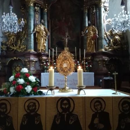 Bild enthält, Altar, Church, Prayer, Adult, Female, Person, Woman, Candle, Face, Head