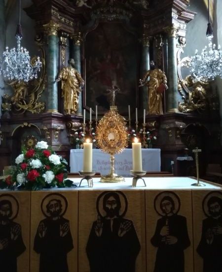 Bild enthält, Altar, Church, Prayer, Adult, Female, Person, Woman, Candle, Face, Head
