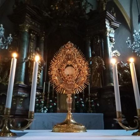 Bild enthält, Altar, Architecture, Building, Church, Prayer, Festival, Hanukkah Menorah, Candle, Person, Candlestick