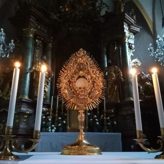 Bild enthält, Altar, Architecture, Building, Church, Prayer, Festival, Hanukkah Menorah, Candle, Person, Candlestick
