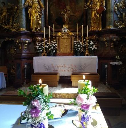 Bild enthält, Altar, Prayer, Adult, Female, Person, Woman, Flower, Flower Arrangement, Flower Bouquet, Candle