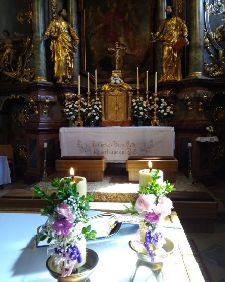 Bild enthält, Altar, Prayer, Adult, Female, Person, Woman, Flower, Flower Arrangement, Flower Bouquet, Candle