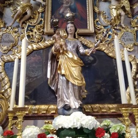 Bild enthält, Altar, Prayer, Flower, Flower Arrangement, Flower Bouquet, Adult, Bride, Female, Person, Woman