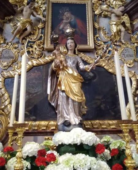 Bild enthält, Altar, Prayer, Flower, Flower Arrangement, Flower Bouquet, Adult, Bride, Female, Person, Woman