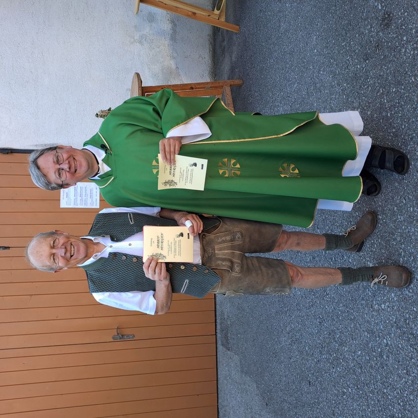 Bild enthält, People, Person, Plywood, Wood, T-Shirt, Floor, Flooring, Graduation, Face, Shoe