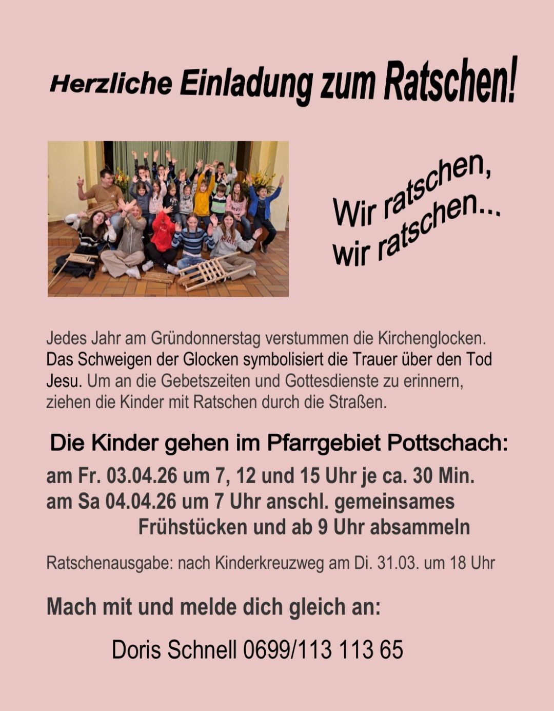 Plakat für den Karfreitagszug mit Kindern und Erwachsenen, die Rasseln halten, mit Text auf Deutsch. Der Text lädt zur Teilnahme am Zug zu bestimmten Terminen und Zeiten ein.