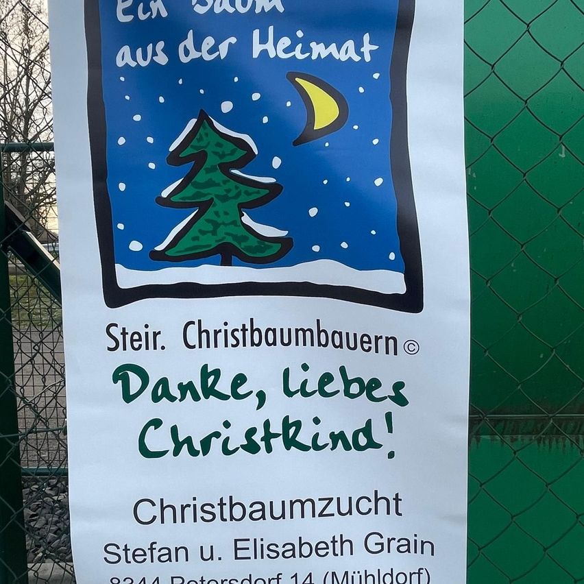 Ein Plakat mit einem schneebedeckten Weihnachtsbaum, einem Mond und der Botschaft 'Danke, liebes Christkind!' von steirischen Christbaumbauern.