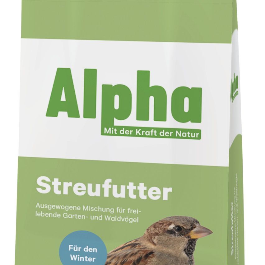 Das Bild zeigt einen Beutel Alpha Streufutter für Vögel, mit einem Spatz auf der Vorderseite. Es ist für die Fütterung wilder Vögel konzipiert und betont seine Eignung für den Winter.