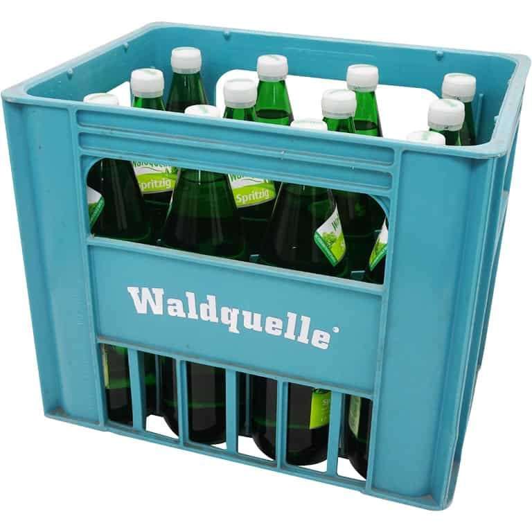 Ein blauer Kasten gefüllt mit zwölf Flaschen Waldquelle, einer Marke für Mineralwasser, angeordnet in zwei Reihen mit dem Wort Waldquelle auf der Vorderseite.