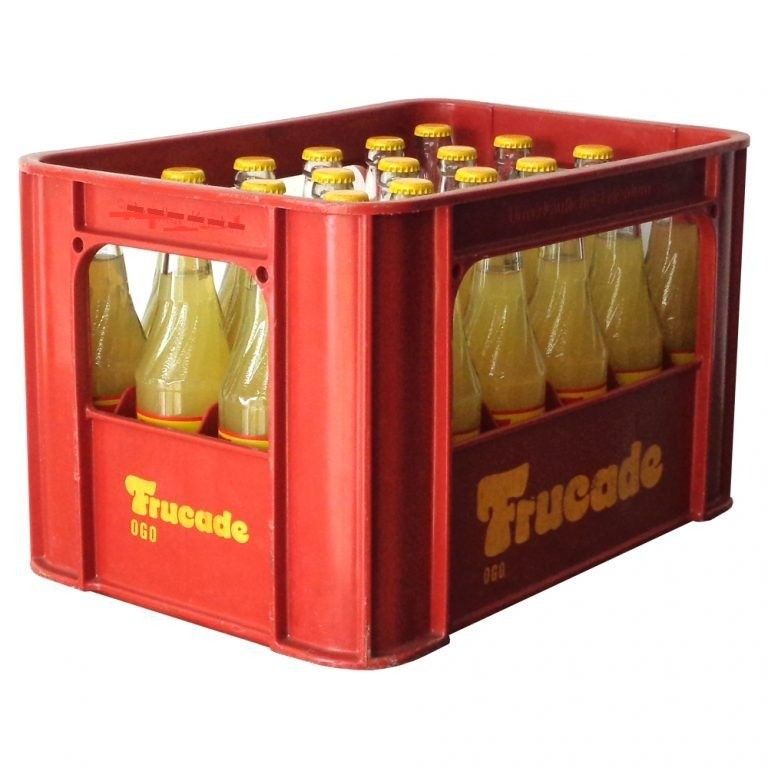Ein roter Plastikkasten mit zehn Trucade-Flaschen, jede mit einem gelben Verschluss und gelber Schrift auf dem Kasten.