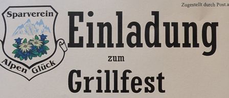 Ein weißer Schild mit fetten schwarzen Buchstaben. Das Wort 'Einlad' steht über 'zum' und 'Grillfest' darunter. Der Text ist zentriert und scheint eine Einladung zu sein.