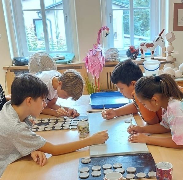 Bild enthält, Person, Student, Child, Female, Girl, Boy, Male, Play, Head, Face