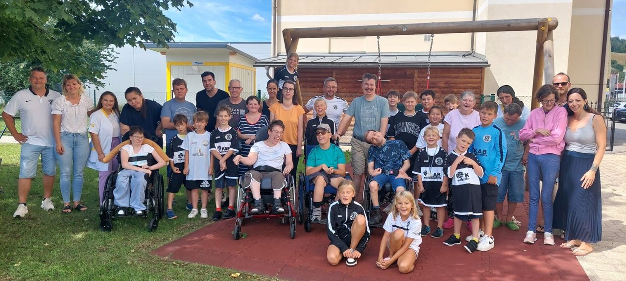 Bild enthält, People, Person, Shelter, Shoe, Furniture, Groupshot, E-scooter, Shorts, Chair, Glasses