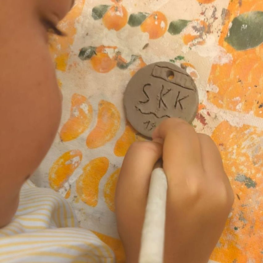 Bild enthält, Head, Person, Face, Writing, Number, Symbol, Text, Smoke, Food, Sweets