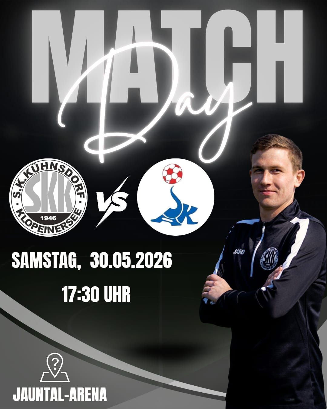Ein Plakat für einen Fußball-Matchtag. Es zeigt zwei Teamlogos, einen Fußball und einen Spieler mit verschränkten Armen. Das Spiel ist am Samstag, 30. Mai 2026, um 17:30 Uhr.