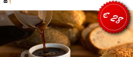 Eine Tasse Kaffee wird in eine Untertasse gegossen, mit einem Sandwich und Brot im Hintergrund, zusammen mit einem Preisschild von 2,99 Euro.