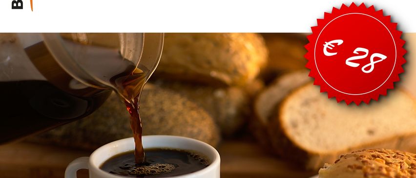 Eine Tasse Kaffee wird in eine Untertasse gegossen, mit einem Sandwich und Brot im Hintergrund, zusammen mit einem Preisschild von 2,99 Euro.