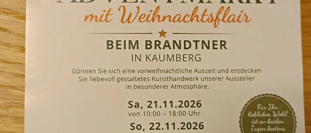 Ein Werbeflyer für die Adventmarkt mit Weihnachtsflair Veranstaltung bei Brandtner Seminar in Kaumberg, Österreich. Die Veranstaltung findet am 21. November 2026 von 10:00 bis 18:00 Uhr und am 22. November 2026 von 10:00 bis 17:00 Uhr statt. Am Sonntag gibt es eine besondere Veranstaltung, und die Veranstaltung wird lokale und regionale Spezialitäten bieten.