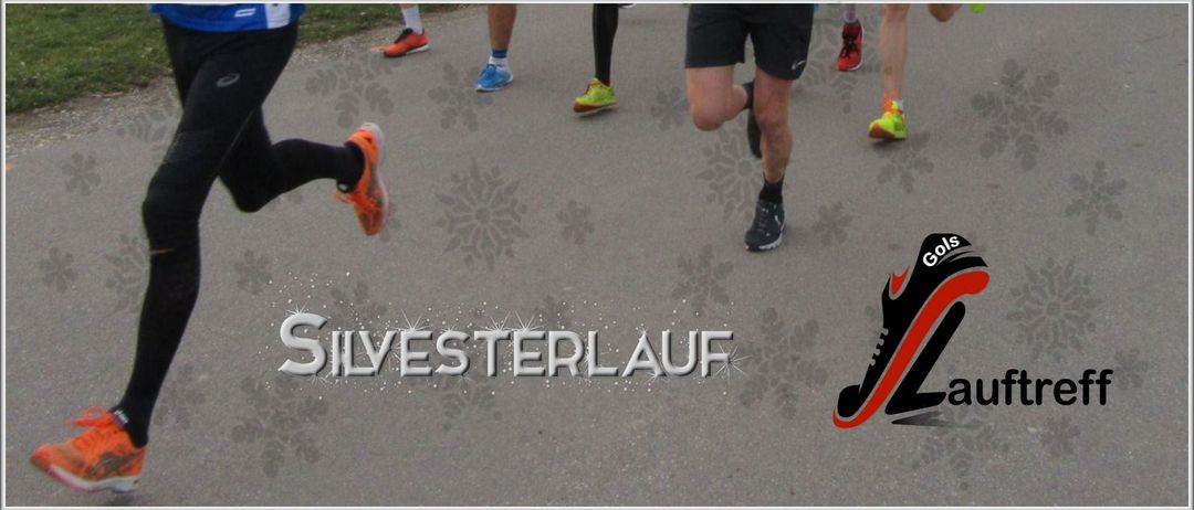 Mehrere Läufer nehmen an einem Rennen auf einem Betonweg teil. Sie tragen Turnschuhe und Socken. Das Bild hat ein Wasserzeichen, das 'SILVESTERLAUF' lautet.