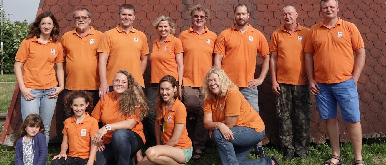 Bild enthält, People, Person, Groupshot, T-Shirt, Pants, Sandal, Adult, Male, Man, Teen