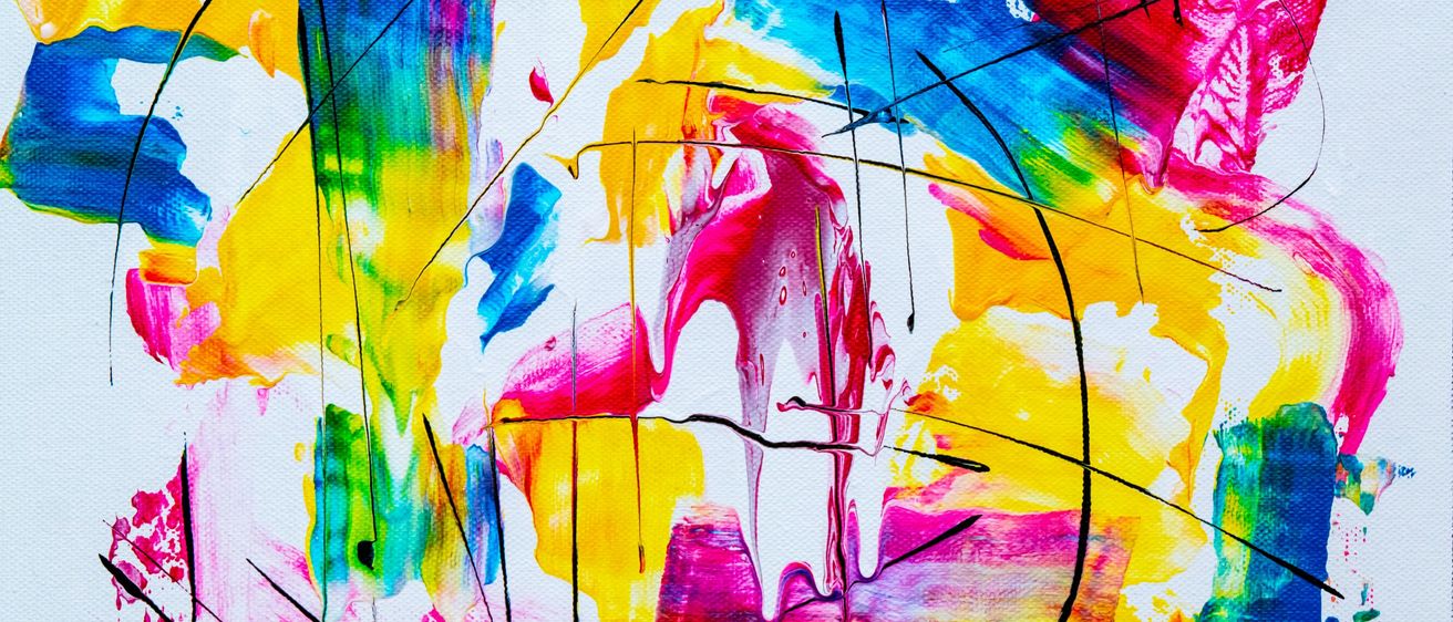 Ein abstraktes Gemälde mit leuchtenden Farben wie Rot, Gelb, Blau und Grün. Das Kunstwerk hat kräftige schwarze Linien, die eine dynamische und chaotische Komposition erzeugen.