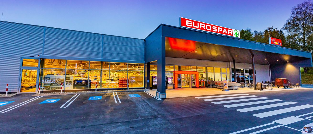 Bild enthält, Architecture, Building, Road, Tarmac, Car, Transportation, Vehicle, Shop, Shopping Mall, Car Dealership