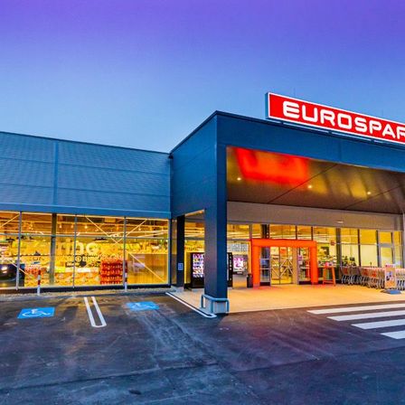 Bild enthält, Architecture, Building, Road, Tarmac, Car, Car Dealership, Transportation, Vehicle, Shop