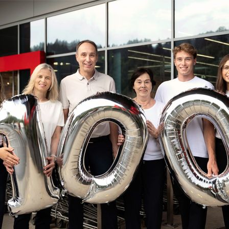 Bild enthält, People, Person, Groupshot, Adult, Female, Woman, Male, Man, Face, Text