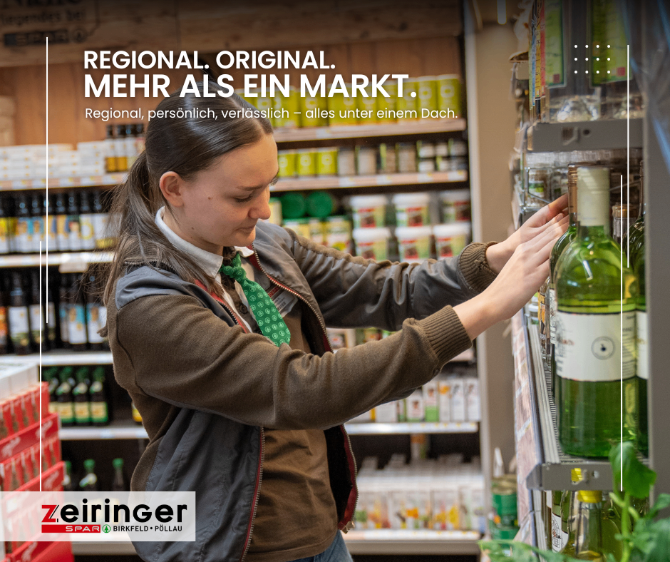 Eine Frau kauft in einem Supermarkt ein. Das Bild zeigt regionale Produkte mit dem Slogan 'Regional. Original. Mehr als ein Markt.' Die Regale sind mit verschiedenen Produkten gefüllt.