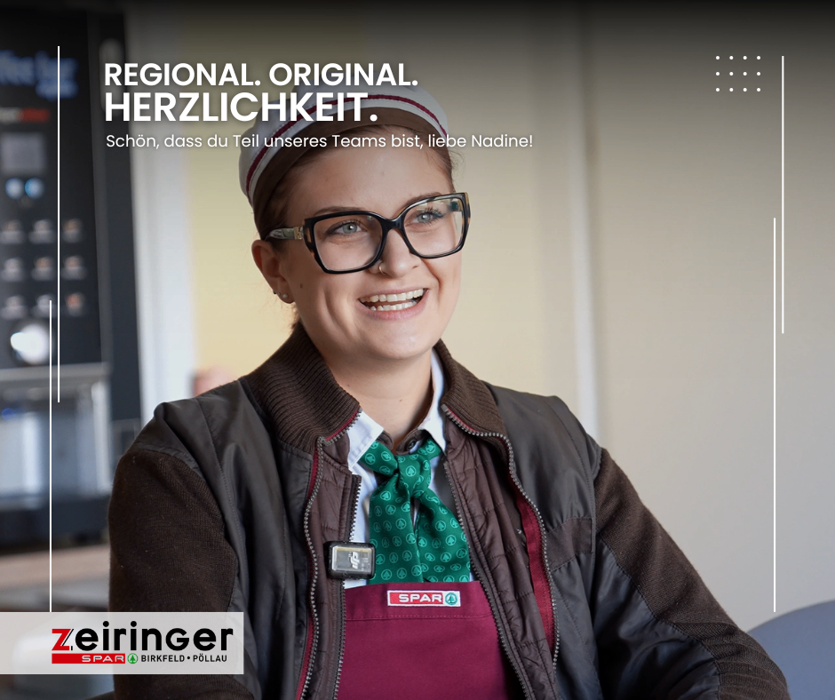 Eine Frau mit Brille und grüner Krawatte posiert für ein Foto mit einem Spar-Schürze. Der Text auf Deutsch lautet 'Regional. Original. Herzlichkeit.' Es gibt einen Wasserzeichen in der unteren linken Ecke.