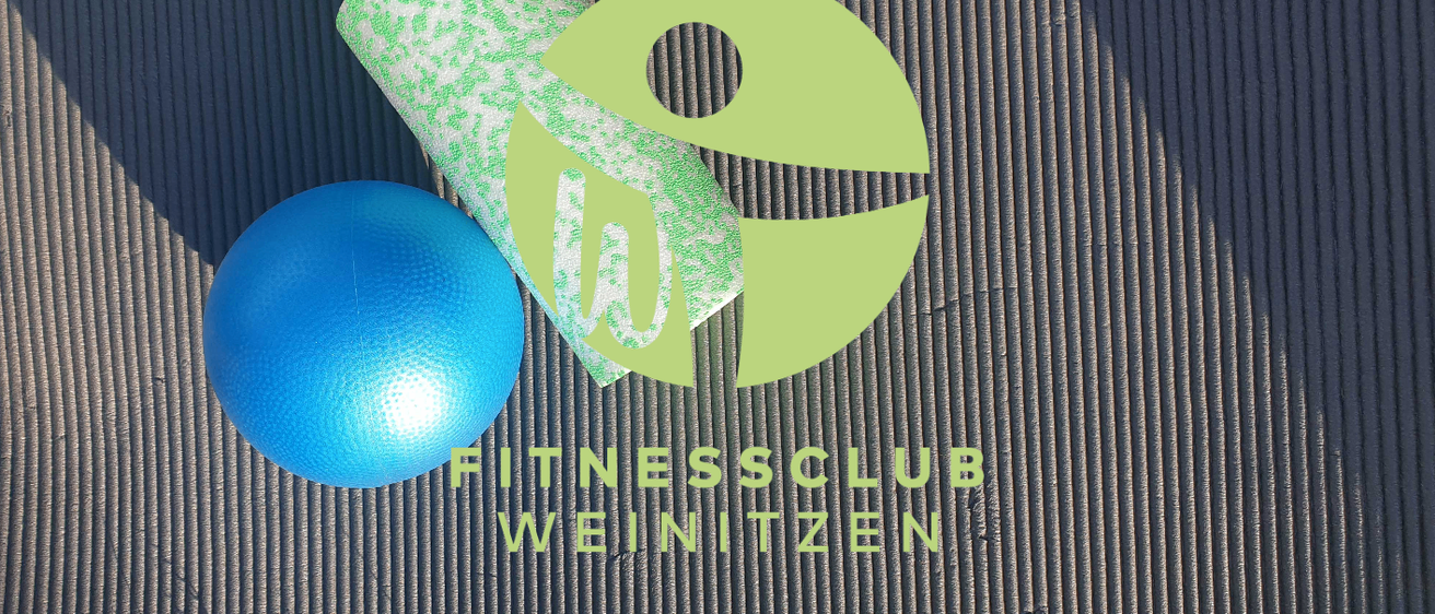 Ein blauer Fitnessball, eine grüne Yogamatte und ein grünes Logo mit dem Text 'Fitnessclub Weinitzen' sind auf einer strukturierten Oberfläche abgebildet.