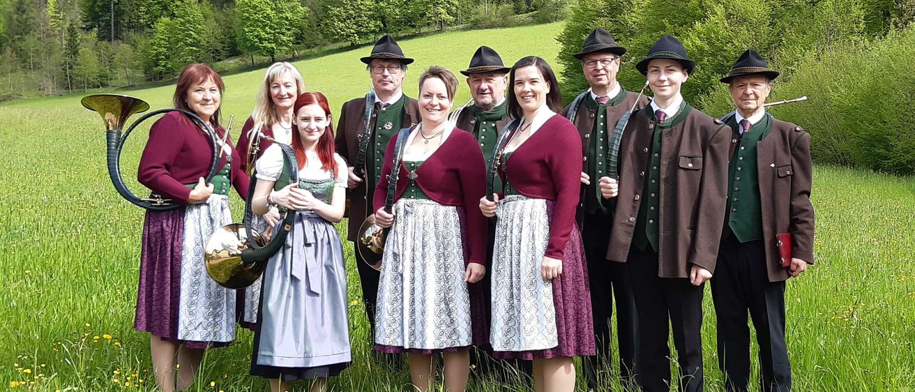 Bild enthält, People, Grass, Vegetation, Photography, Portrait, Field, Grassland, Park, Tree, Woodland