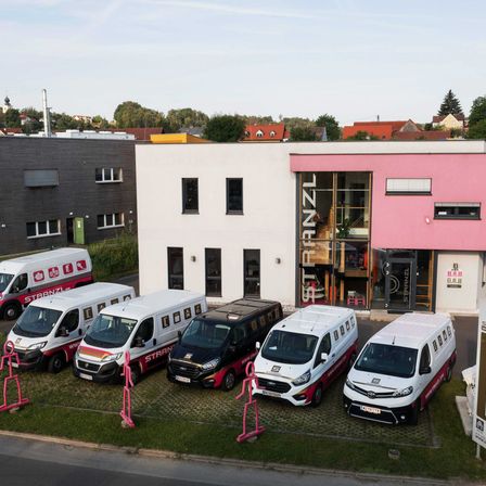 Bild enthält, Car, Transportation, Vehicle, Person, Moving Van, Van