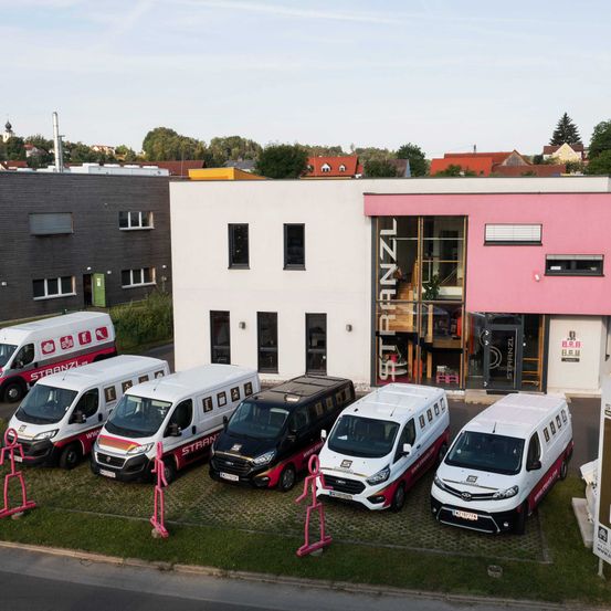 Bild enthält, Car, Transportation, Vehicle, Person, Moving Van, Van