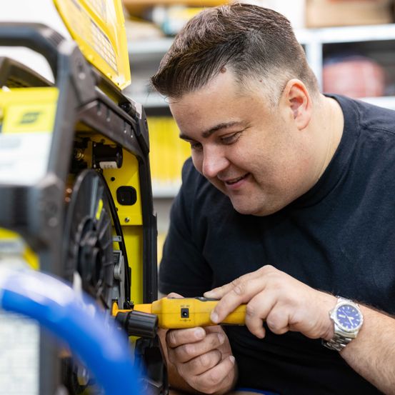 Bild enthält, Adult, Male, Man, Person, Worker, Factory, Manufacturing