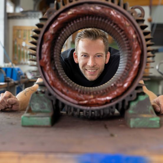 Bild enthält, Factory, Adult, Male, Man, Person, Manufacturing, Workshop, Face, Head