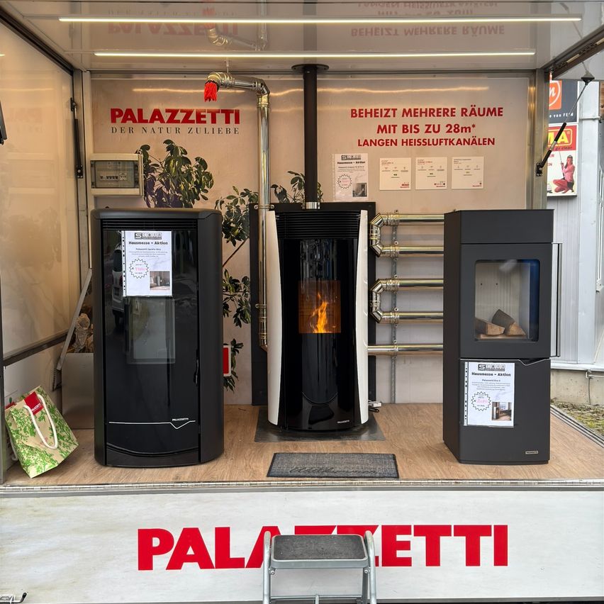 Bild enthält, Fireplace, Indoors, Chair, Furniture, Accessories, Bag, Handbag, Person