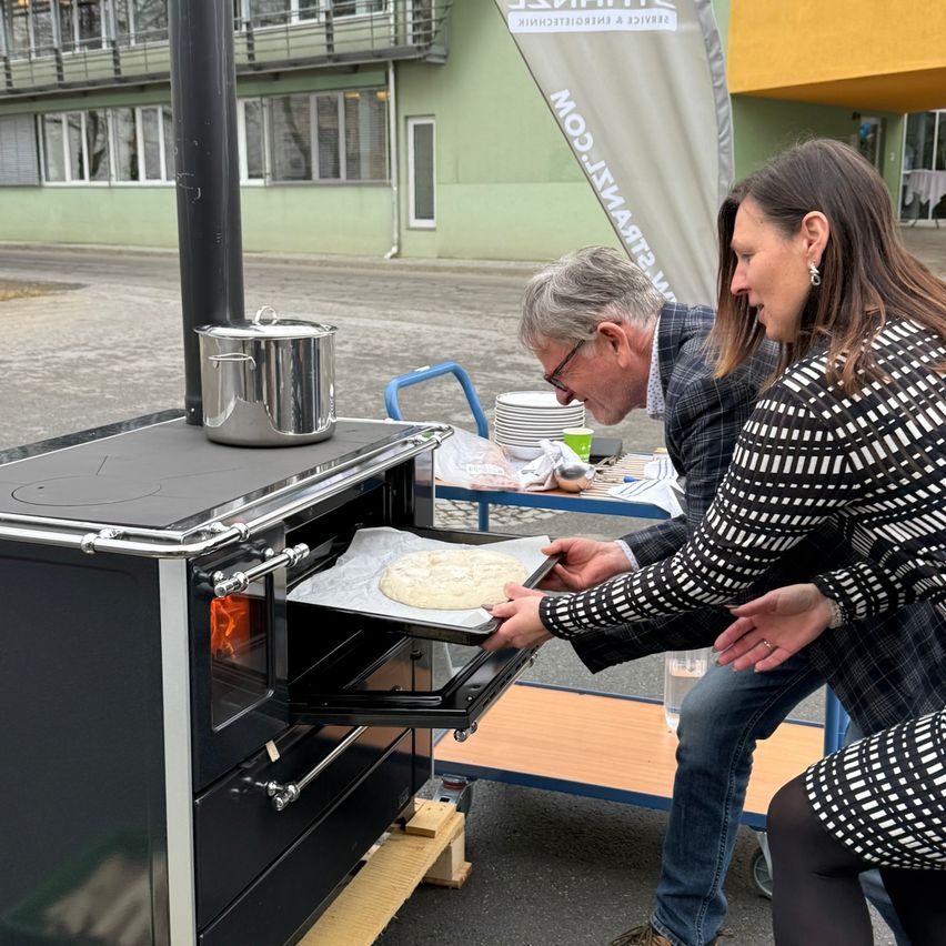 Bild enthält, Appliance, Baking, Cooking, Device, Electrical Device, Adult, Female, Person, Woman, Shoe