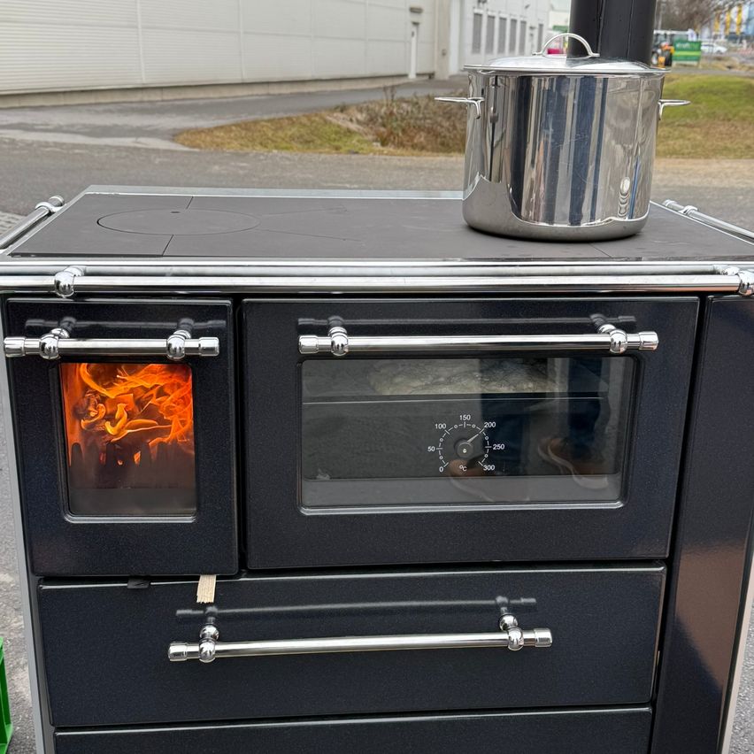 Bild enthält, Appliance, Device, Electrical Device, Oven, Stove, Fireplace, Indoors, Microwave, Car, Vehicle