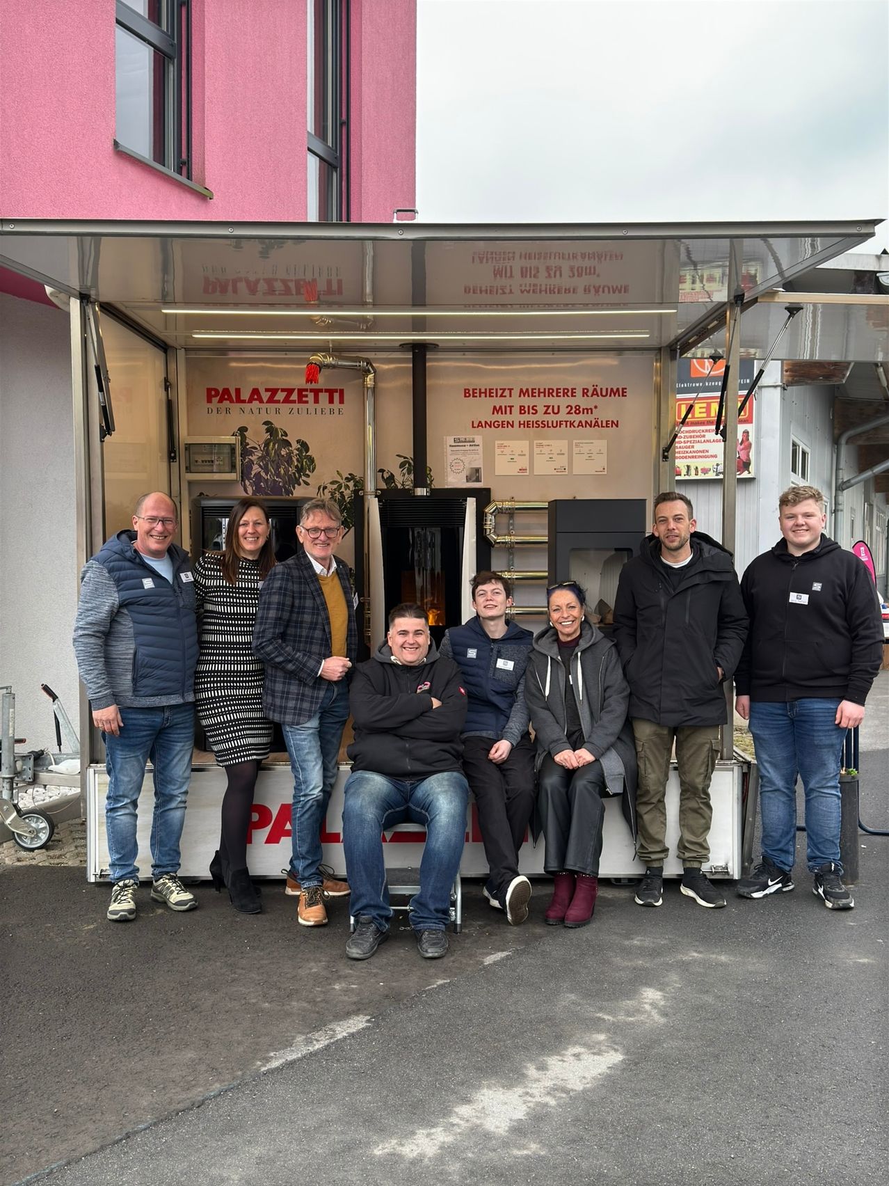 Bild enthält, Pants, Jeans, Jacket, People, Person, Adult, Female, Woman, Shoe, Teen