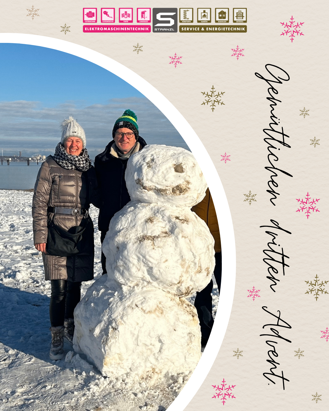 Zwei Personen stehen neben einem großen Schneemann in einer verschneiten Landschaft mit einem bewölkten Himmel im Hintergrund. Sie tragen beide Winterkleidung.
