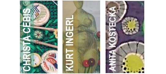 Drei Banner mit verschiedenen Kunstwerken. Links: 'Christa Cebis' mit grünem Hintergrund und Nadel und Faden. Mitte: 'Kurt Ingerl' mit gelber Figur und roten Knöpfen. Rechts: 'Anita Kostecka' mit violetten und gelben kreisförmigen Mustern.