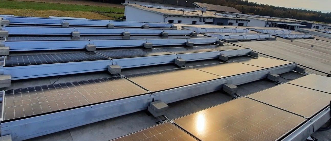 Bild enthält, Outdoors, Electrical Device, Aerial View, Solar Panels