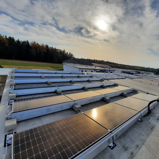 Bild enthält, Outdoors, Electrical Device, Aerial View, Solar Panels, Astronomy, Moon, Nature, Night