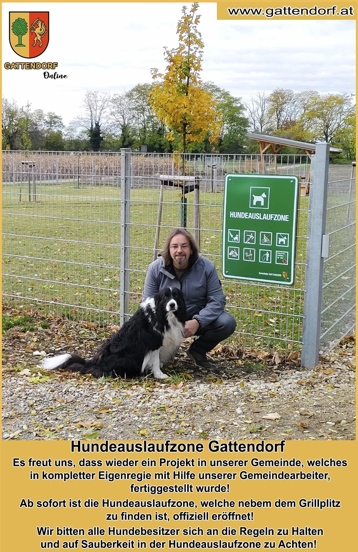 Ein Mann kniet neben seinem Hund am Eingang eines eingezäunten Hundeparks mit einem Schild, das anzeigt, dass es sich um einen Hundeauslaufbereich handelt.