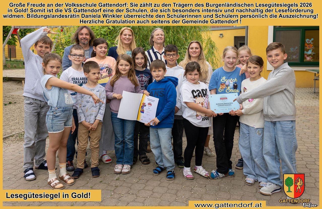 Mehrere Kinder und Erwachsene stehen zusammen, halten Urkunden in den Händen und lächeln für ein Foto. Dahinter befindet sich eine gelbe Wand mit Text.