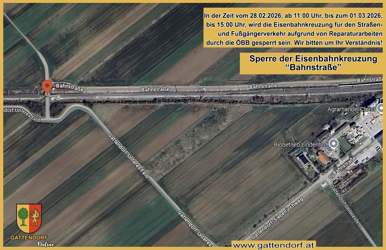 Eine Luftaufnahme zeigt einen Bahnübergang in einem offenen Feld. Ein gelbes Banner weist auf eine Sperrung vom 28.02.2026, ab 11:00 Uhr, bis 15:00 Uhr hin. Es erwähnt eine Unterbrechung des Zug- und Fußgängerverkehrs aufgrund der ÖBB. Das Bild enthält Namen wie Bahnstraße und Biobetrieb Linden.