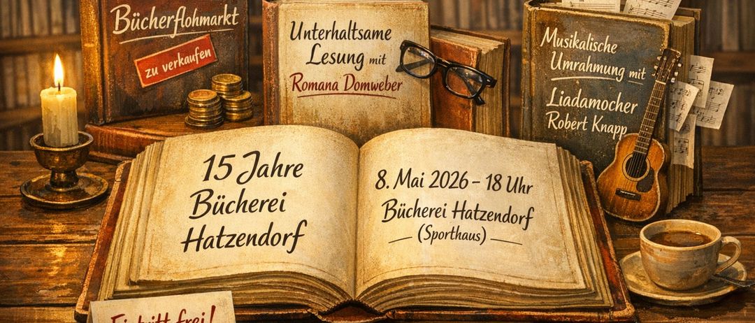 Ein offenes Buch mit dem Text '15 Jahre Bucherei Hatzendorf' liegt auf einem Holztisch. Dahinter sind mehrere Bücher mit Titeln wie 'Bucherflohmarkt' und 'Unterhaltsame Lesung mit Romana Domweber' zu sehen. Im Hintergrund befindet sich ein Bücherregal mit vielen Büchern und einer kleinen Gitarre.